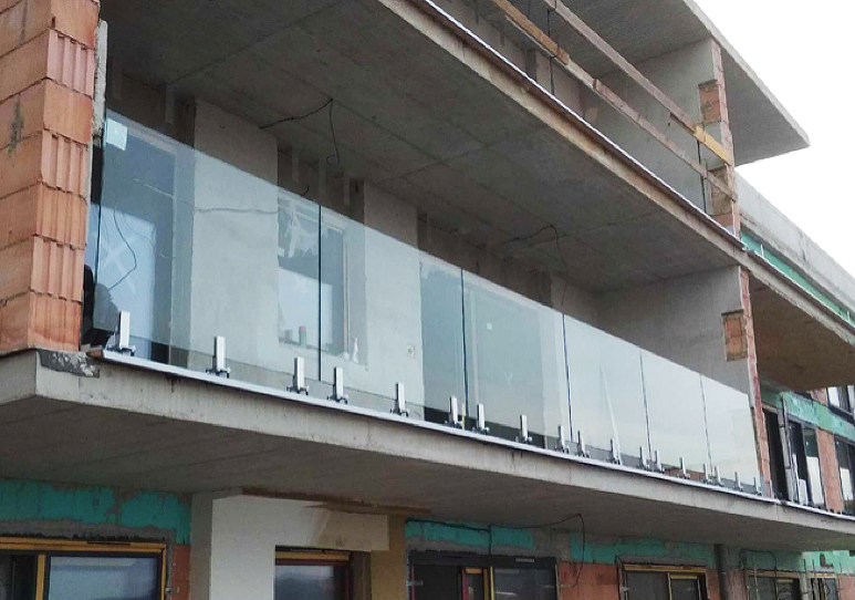 Balkóny bytov dostali presklené zábradlia